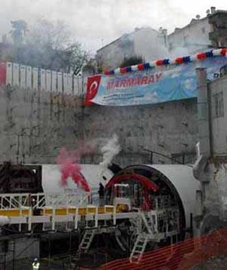 Marmaray projesi kapsamında yapılan ilk tüp geçişin inşaatı ise devam ediyor.