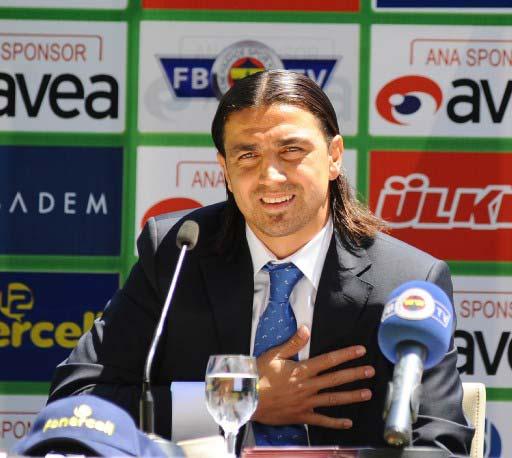 Mehmet Topuz transferine son noktayı koyan F.Bahçe Başkanı Aziz Yıldırım, özel uçağı ile getirdiği oyuncu için Kadıköy'de 3 bin taraftarın önünde imza töreni düzenledi.