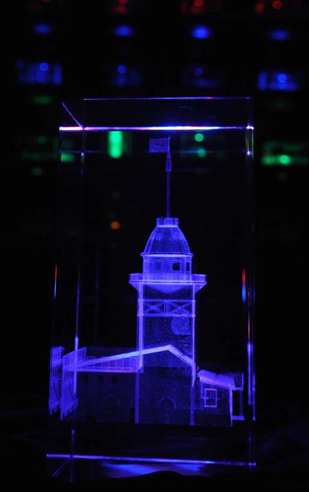 Tarihi eserler Miniatürk'deki maketlerinin ardından şimdi de kristal olarak, 'Kristal İstanbul'da görücüye çıktı.