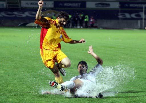 TFF 2. LIG PLAY-OFF MACLARINDA, GAZIOSMANPASA ILE BUGSASSPOR KONYA'DA KARSILASMISTI. ISLAK ZEMIN NEDENIYLE FUTBOLCULAR ZOR ANLAR YASAMISTI. (ZAFER AKPINAR)