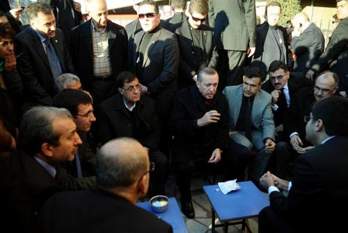 Başbakan Erdoğan Batman'da bir çay ocağında vatandaşın dertlerini dinledi...