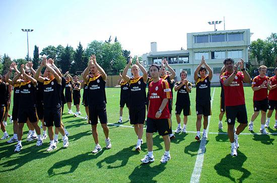 Sarı-Kırmızılı kulübün yeni teknik direktörü Frank Rijkaard sezonun ilk antrenmanı için Florya Metin Oktay Tesisleri'nde sahaya çıktı.