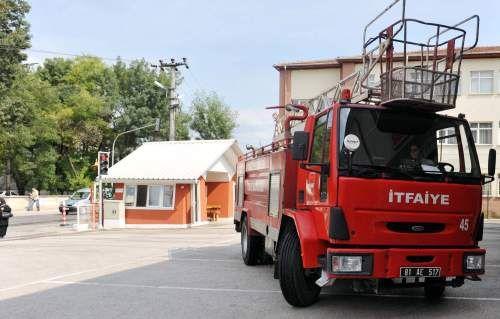 Düzce İtfaiye Müdürlüğünün tek kadın itfaiye şoförü 54 yaşındaki Müşerref Piradem, mesleğini insanların şaşkın bakışları altında 11 yıldır büyük bir özveri ve aşkla, başarıyla sürdürüyor.