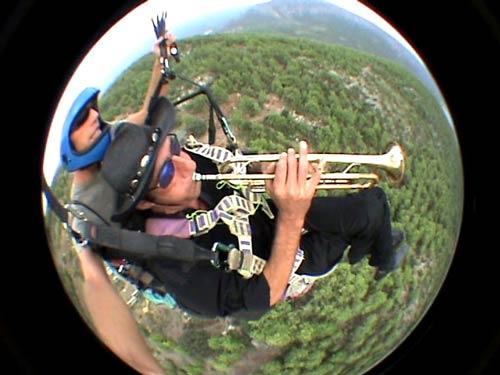 Muğla'nın Fethiye ilçesinde yamaç paraşütü ile atlayan kovboy kıyafetli müzisyen, yerden bin 800 metre yüksekte konser verdi. Babadağı'ndan cenaze marşıyla başlayan uçuş sahilde Gençlik Marşı ile son buldu.