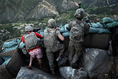 Taliban militanları tarafından kendilerine ateş açılması sonucu savunma hattına dizilen 26. Amerikan Deniz Kuvvetleri Piyade Alayı, Afganistanın Kunar bölgesinde bulunan Korengal Vadisinde 11 Mayıs 2009 itibarıyla görevleri başında görüntüleniyorlar. Fotoğrafta ilginç bir nokta olarak, en solda yer alan asker Zachery Boydun I Love NY (New Yorku seviyorum) yazılı boxerı dikkat çekiyor. (AP Photo/David Guttenfelder)