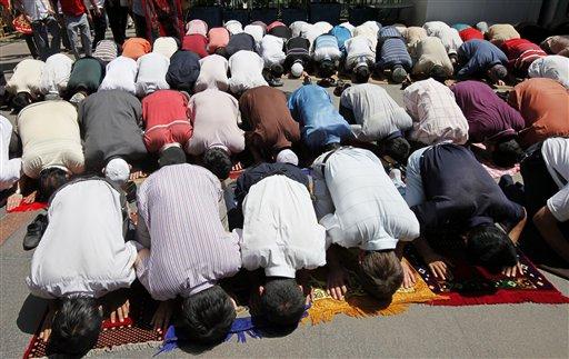 Doğu Türkistan'ı işgal ederek adını  Sincan Uygur Özerk Bölgesi ilan eden Çin bu hafta olaylar nedeniyle Cuma namazı kılınmasını yasakladı ama halk yasağı tanımadı. Namaz sonrası olaylar çıktı.