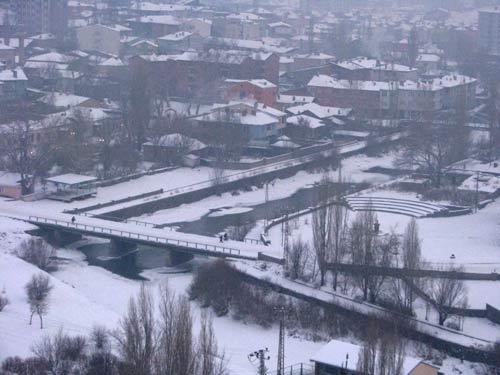 Romanlara, şiirlere, filmlere konu alan ve Orhan Pamuk ile Nobel'le taçlanan Kars'ın meşhur kar manzalarından bir demet. Fotoğraflar: Bünyamin Yılmaz - Yaşar İliksiz