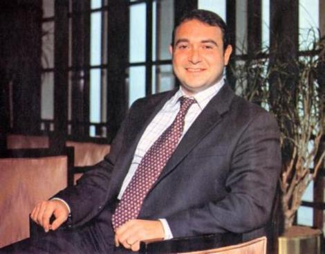 DEMİR SABANCI!!!
Sabancı Holding'den ayrılarak Sedes Holdingi kuran Demir Sabancı, Hasip Paşa Yalısında oturuyor. Beylerbeyinin en gösterişli yalılarından biri olan Hasip Paşa Yalısı, Kalkavan Yalısı olarak da biliniyor. Beylerbeyi Yalıboyu Caddesi'nde 4 bin 106 metrekarelik arsa üzerine konuşlanmış yalı, iki büyük salon ve 26 odadan oluşuyor. Yalının bugünkü değeri 160 milyon dolar civarında. New Yorkta da evi bulunan Sabancı, kısa bir süre önce Manhattan 64. Cadde'de dört katlı bir binayı 2,9 milyon dolara almıştı.