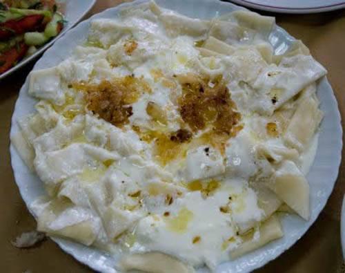 KARS  Kars mutfağı ağırlıklı olarak hamur işi yemekleriyle bilinen bir özelliğe sahiptir. Bunun dışında hayvancılığın bir numaralı geçim kaynağı olması beraberinde etli yemeklerin de tüketilmesini getirmiştir. Zengin mutfağında özellikle katte (hamurlu), bozbaş yani piti (nohutlu-etli), hangel (kıymasız mantı), kelle paça, kaz yemekleri (tandırda kaz çekmesi ve pilavlı kaz eti gibi), hörre (un çorbası), ayran çorbası ve nezik (hamurlu) türlerini saymak mümkündür HELVA -HÖRRE -KARS BÖREĞİ -HANGEL -KETE -SULU KÖFTE -ERİŞTE PİLAVI -HAŞIL