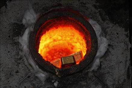 Dünyanın en değerli madeni Altın'ın nasıl döküldüğünü hiç gördünüz mü? İşte en değerli madenin sıvı hali. O bu hali ile dünyanın en değerli sıvısı ama bu hali uzun sürmüyor, katılaşarak uğruna insanların birbirbirini öldürdüğü hale dönüşüyor...