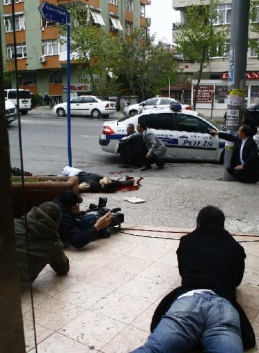 İstanbul'da saatler süren çatışma sırasında siviller de vuruldu. İşte terörün sivil kanı döktüğü anlardan alınan kareler: