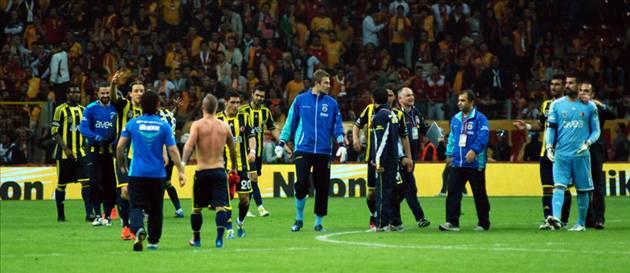 karmı yağdı arenaya gülmedin nazlı nazlı