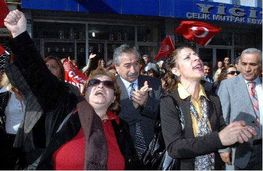 Vakit, "Zina serbest olsun diyen ahlaksızlar! Vakit'e nasıl ahlak dersi verebilir? Teşhircilere, tecavüzcülere, çocuk tacizcilerine, uyduruk değil İslam'ın öngördüğü cezalar verilsin. Var mısınız?" diye sordu...