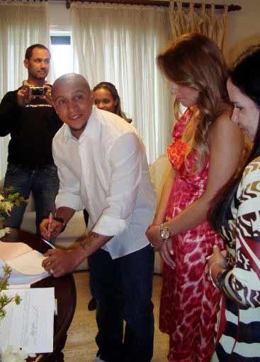 Fenerbahçe'nin dünya yıldızı Brezilyalı futbolcusu Roberto Carlos, evlendi. Yeni evli çifti önce anne ve babaları ile kardeşleri kutladı.