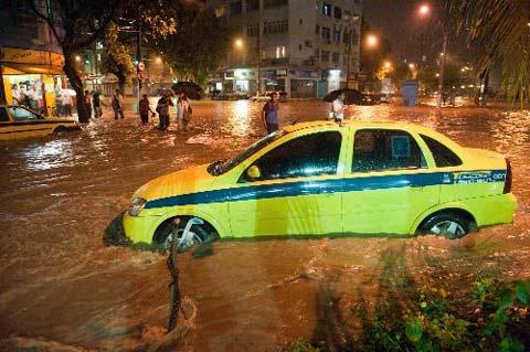<b>Brezilya'da şiddetli yağışlar: &Ouml;l&uuml; sayısı 95'e y&uuml;kseldi</b>
<br>   
Brezilya'nın Rio eyaletinde aşırı yağışlar y&uuml;z&uuml;nden &ouml;lenlerin sayısı 95'e y&uuml;kseldi. <t>(CİHAN/Xinhua)</t>