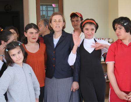 Kadın ve aileden sorumlu Devlet Bakanı Selma Aliye Kavaf, Ankara'daki çeşitli sosyal hizmet kurumlarını habersiz ziyaret ederek, incelemelerde bulundu. Habersiz ziyaretler sürecek.