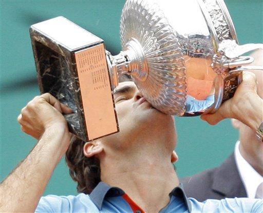 Roland Garros'u hiç kazanamamış 13 Grand Slam şampiyonu Roger Federer, hayatının en büyük hayalini gerçekleştirip daha önce 3 kez finalde Nadal'a yenildiği Fransa Açık'ta şampiyon oldu...