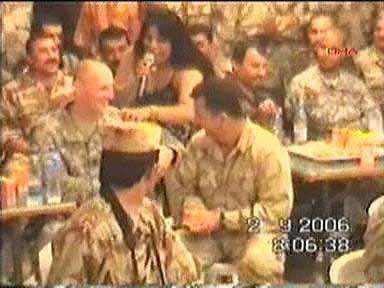 Saddam Hüseyin'in Tikrit'teki sarayında felekten bir gece çalan Amerikalı askerler ve Kürt peşmergeler Kürt ve Arap kadınlarla böyle eğleniyorlar...