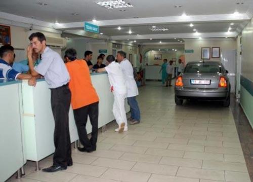 Samsun Devlet Hastanesi Başhekim Yardımcısı Dr. Abdullah Taşkın, magandalardan kaçtığı hastanenin bahçesinde fren yerine gaza basınca otomobiliyle acil servise girdi.