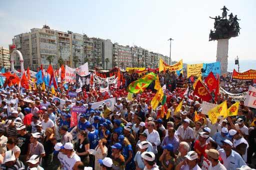 İzmir'de düzenlenen 'Emek ve Demokrasi Mitingi'nde 12 Eylül askeri darbesinin etkilerinin hâlâ devam ettiği belirtililrken sert mesajlar verildi.