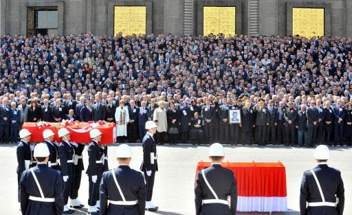 Helikopter kazası sonucu hayatını kaybeden BPP lideri Muhsin Yazıcıoğlu'nu milyonlar uğurladı. Devletin tam kadro olduğu törende izdiham vardı.