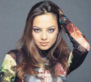 4 yaşındayken evi terk eden alkolik babasını yıllarca, '&ouml;ld&uuml;' yalanıyla basından sakladı. Hatta ş&ouml;hrete ilk ulaştığı sene, bir mezarın başında dua edip, "Babam burada yatıyor" diyerek poz verdi. 