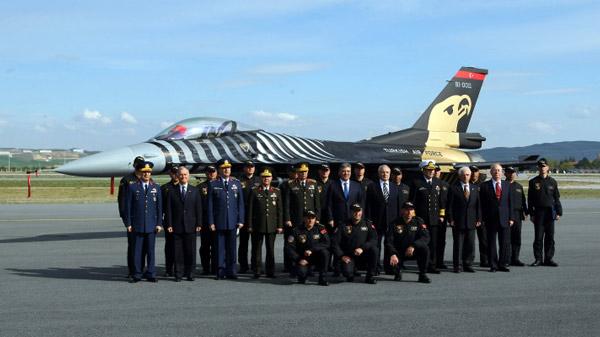 'Solo Türk' adı verilen ve çeşitli donanımlarla güçlendirilen F-16 savaş uçağı, tek başına sergilediği gösterilerle, Türk Yıldızları gibi nefesleri kesti.