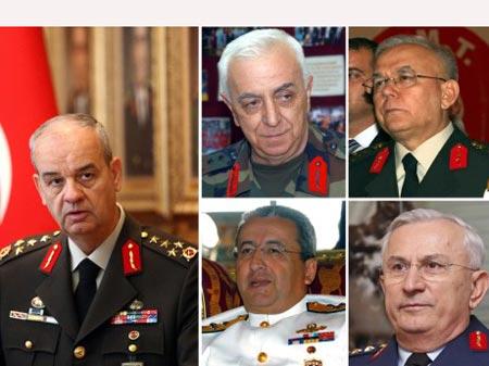 GENELKURMAY BAŞKANI ORGENERAL İLKER BASBUĞ (SOLDA), KKK ORGENERAL IŞIK KOŞANER (UST SOLDA), JANDARMA GENEL KOMUTANI ORGENERAL AVNİ ATİLA IŞIK (UST SAGDA), DKK ORAMİRAL METİN ATAÇ (ALT SOLDA), HKK ORGENERAL AYDOĞAN BABAOĞLU