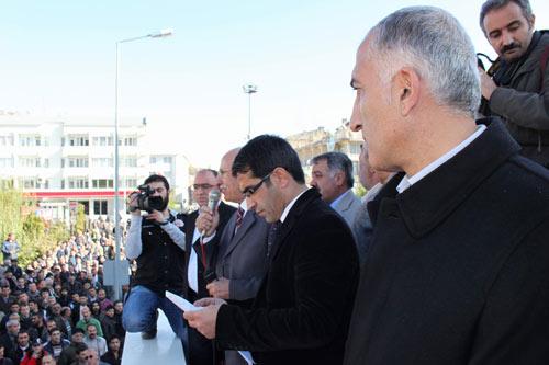 CHP'DEN İSTİFA EDEN OVACIK BELEDİYE BAŞKANI MUSTAFA SARIGÜL, BELEDİYE YERALTI ÇARŞISI ÜZERİNDE BİR ARAYA GELEN YAKLAŞIK 500 KİŞİYE HİTABEN İSTİFA EDENLER ADINA BİR AÇIKLAMA YAPTI. (HAYDAR YAVUZAK/TUNCELİ-İHA)
