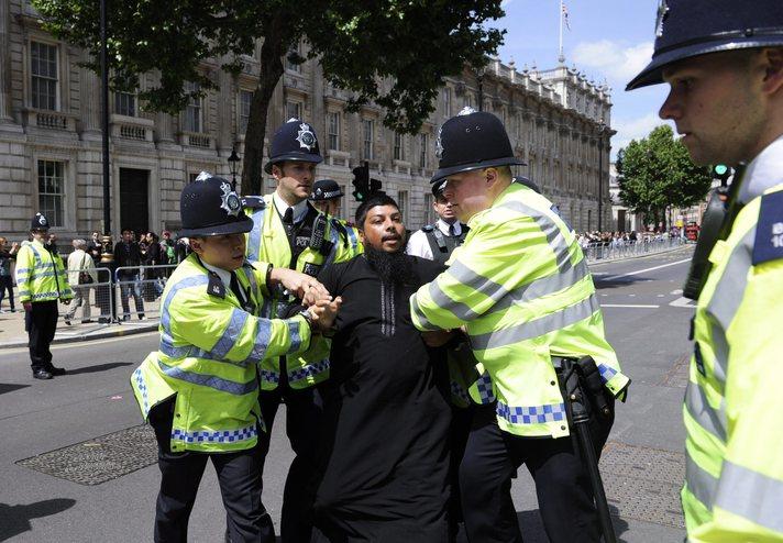 Özellikle savaş karşıtı gruplar, Obama çiftinin konakladığı Buckingham Sarayı önünde protesto gösterisi düzenliyor. Grup "Libya'ya özgürlük", "Askerlerimiz Afganistan'dan dönsün" yazılı çeşitli pankartlar taşıyor ve sloganlar atıyor.