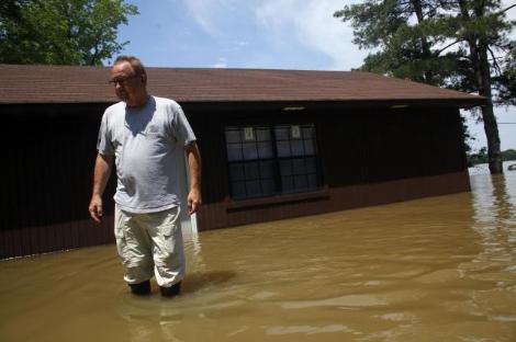 ABD'de Mississippi Nehri'nin taşması sonucu Memphis kentinin büyük bölümü sular altında kalırken, sel sularında çok sayıda yılan ve zehirli böceğin görülmesi büyük panik yarattı.