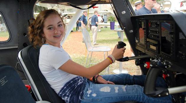 ABD'nin Florida eyaletinde yaşayan Çanakkaleli Türker ailesinin 11 yaşındaki kızı Elif, havacılık okulunu başarıyla tamamlayıp tek motorlu uçakla uçmaya başladı.