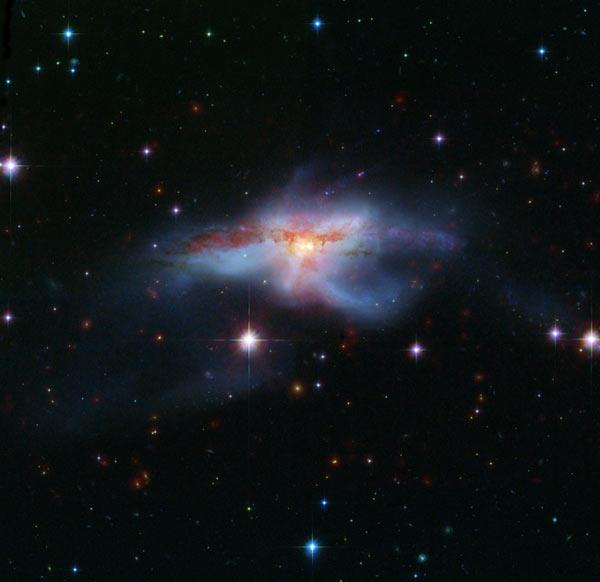 NASA'nın Spitzer teleskobu şimdiye kadar görülmemiş büyüklükteki bir galaksi çarpışmasını kaydetti. İşte o anın fotoğrafı ve önceki çarpışmalar...