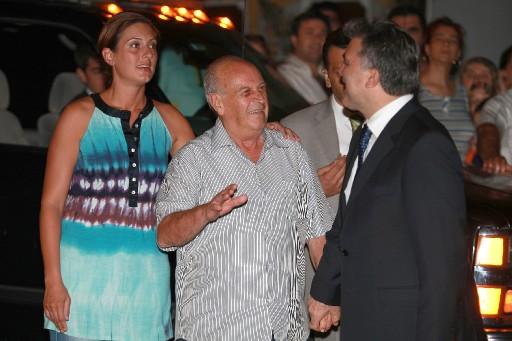 'Bu insanlar sizi neden alkışlıyor' diyerek İzmir'de Cumhurbaşkanı Abdullah Gül'e tepki gösteren işsiz kadın yine Gül'den iş sözü aldı.