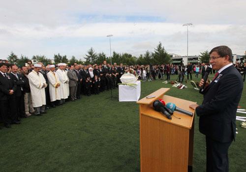 Norveç'in Ütoya şehrindeki saldırıda ölen Türk kızı Gizem Doğan'ın cenaze töreni, izdiham nedeniyle Trondheim'daki Türk camiine yakın statta gerçekleştirildi.