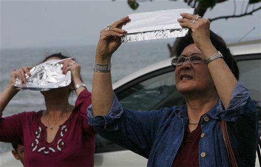 Dün Tayland, Endonezya, Myanmar ve Kamboçya içine alan Doğulu ülkelerde güneş tutulması olayı yaşandı... Ortaya çıkan tablo gibi görüntüler hayranlıkla böyle izlendi.