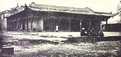 <b>Doğu Türkistan İslâm Cumhuriyetinin Kuruluşu</b>
<br><br>
1931 yılının Nisan ayı başlarında Çinlilere karşı Doğu Türkistanın en doğu vilayeti olan Kumulda başlatılan bağımsızlık hareketi kısa zamanda bütün Doğu Türkistan vilayetlerine de yayılmış ve nihayet, 12 Kasım 1933 günü Kaşgarda bir meclis toplanmış ve aynı gün Doğu Türkistan İslâm Cumhuriyetinin kurulmuş olduğu ilân edilmiştir.
<br><br>
Ancak bu durumdan rahatsızlık duyan Rusya, Çin ve İngiltere gibi devletler, gizli ittifaklarla bu devletin yıkılmasını sağlamışlardır. Bilahare, 7 Ağustos 1944te, bu sefer Gulca vilayeti merkez kabul edilerek Doğu Türkistan Cumhuriyeti kurulmuştur. Çin hükümeti çaresiz kalınca Gulcadaki yeni rejimin yetkilisi Ahmed Can ile temasa geçmiştir. Neticede bu devletin de yıkılışının ardından 1947de Dr. Mesut Sabri Baykozinin başbakan ve İsa Yusuf Alptekinin genel sekreterliğini yaptığı mahallî bir Doğu Türkistan Hükümeti ilan edilmişse de, bu hükümet de uzun ömürlü olamamıştır.
<br><br>
Öte yandan 1948 yılının sonlarına doğru hükümetin Urumçideki Sinkiang eyalet yönetimiyle de teması zayıflamıştır. Eylül 1949da yeni rejim ve Urumçi yetkilileri Pekinde komünist idarecilerle görüşmelere başlamışlar ve 1955te Sinkiang Uygur Özerk Bölgesinin kurulduğu açıklanmıştır.
<br><br>
<b>Gulca Katliamı</b>
<br><br>
4 Şubat 1997 tarihinde Doğu Türkistanın Gulca vilayetinde, Kadir gecesi Kurân-ı Kerîm okumak ve ibadet etmek üzere bir evde toplanan Doğu Türkistanlı kadınlar, Çinli polisler tarafından eve yapılan bir baskınla dışarı çıkarılmış, hatta bu zorbalığa direnen kadınların üzerine ateş dahi açılmıştır.
<br><br>
Kadınlar, yaka-paça alınarak dipçik darbeleriyle polis merkezine götürüldüler. Bu duruma tepki gösteren halk, polis merkezinin önünde toplanmıştı. Müslümanların, Çin polisinin suçsuz yere tutuklamak istediği kadınların serbest bırakılmalarını istemeleri üzerine iki Doğu Türkistanlı kadının cesedi kalabalığın önüne atıldı. Polisler tarafından silahsız halkın üzerine makineli tüfeklerle yaylım ateşi açıldı. Bu şiddetli kurşun yağmuru altında yüzlerce Doğu Türkistanlı hayatını kaybetti.
<br><br>
Netice itibariyle bu hadiselerde Doğu Türkistan halkı binlerle ifade edilebilecek sayıda evladını şehîd vermiş, bir o kadarı da yerlerinden yurtlarından uzaklaştırılmış, ya da sürülmüştür. Bu katliam da tarihe Gulca Katliamı olarak geçmiştir.
<br><br>
<b>Osmanlı-Gulca Münasebetleri ve Hamidiye Mektebi</b>
<br><br>
Osmanlı Devleti her devirde Türkistan bölgesine yakın ilgi göstermiş ve hususiyle Safevilerle yapılan savaşlar sırasında Orta Asyadaki Hîve, Buhara, Semerkand ve Hokand hanlıklarına elçiler göndererek münasebetlerde bulunmuştur.
<br><br>
Rusyanın ve Çinin bölgede nüfuz elde etmeye başlaması ile de bu münasebetler bir zaruret halini almıştır. Çünkü Rus ve Çin devletleri buralarda Müslümanlara karşı büyük bir tahakküm idaresi kurma gayretinde olmuşlardır.
<br><br>
Türkistan bölgesindeki Müslüman hanlıklar da, 16. yüzyıldan itibaren İran, Çin ve Rusyaya karşı hem büyük bir siyasi güç hem de Osmanlı padişahı İslam halifesi olduğundan Osmanlı Devletine elçiler gönderme ihtiyacını duymuşlardır.
<br><br>
Osmanlı-Türkistan münasebetleri sadece siyasî saha ile sınırlı kalmayıp dinî, ilmî ve ticarî faaliyetleri de içine almış ve devletin yıkılışına kadar devam etmiştir. Bugün Osmanlı Arşivinde mevcut vesikalar ışığında buralarla olan münasebetleri en ince teferruatına kadar görmek mümkündür. Meselâ, hacıların İstanbula gelerek halifenin duasını aldıktan sonra mukaddes topraklara gittikleri o devirlere ait, Türkistanlı hacılara yardım edilmesi ve emniyetlerinin sağlanması konusunda binlerce vesika mevcuttur.
<br><br>
Ayrıca, buralarda mektepler açılmış, İstanbula talebe getirilip okutulması ve tekrar memleketlerine gönderilmesi hususunda çalışmalar yapılmıştır.
<br><br>
<b>YediKıta Tarih dergisinin Aralık 2010 tarihli 28. Sayısından alıntıdır...</b>