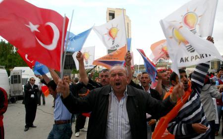 Seçim sonuçlarının açıklanmasıyla beraber dünya ajansları ilk sonuçları flaş geçti. Ajanslar Ak Parti'nin 3. defa tek başına iktidara gelmek üzere olduğuna dikkat çekti.