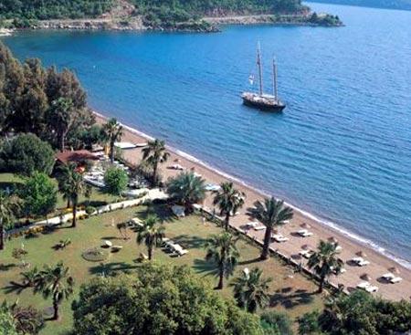 <b>7. Hisarönü Koyu:</b> Datça yarımadasına bakan iki küçük plajı, Türkiye'nin 20 sene öncesini hatırlatan restoran ve küçük pansiyonlarıyla Hisarönü Koyu, esintili havasından dolayı rüzgar sörfçülerinin tercihi.