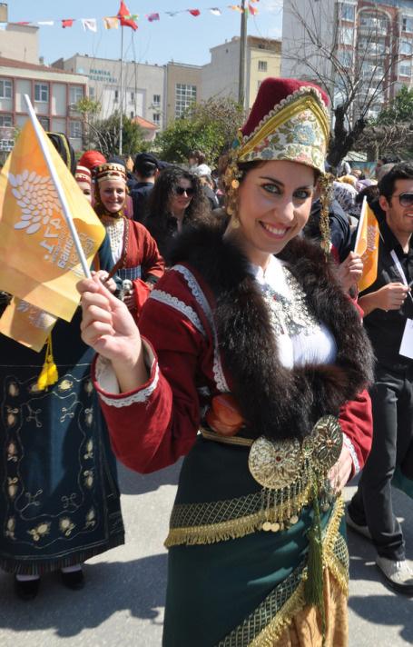 471. Uluslararası Mesir Festivali kapsamında, kortej yürüyüşü ve mesir macununun saçım töreni yapıldı. Mesir macunu saçımı sırasında izdiham yaşanırken, Osmanlı padişahlarını canlandıran oyuncular,geçmiş hakkında kısa bilgiler verdi.