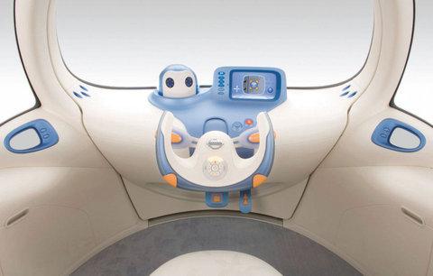 SÜRÜCÜ DOSTU PİVO: Nissan Pivo 2, doğaya dost, kullanımı çok kolay ve sürücü-araç ilişkisini sağlayan robotçuğuyla şimdiye kadar tasarlanan en eğlenceli otomobillerden biri. İlk kez 2001 yılında tasarlanan, 2008de ikinci versiyonu ile tanıştığımız üç kişilik Pivonun sürücüye 360 derecelik görüş açısı sağlayan bir ekranı var. Pivonun tasarımcılarından Masato Inoue, Biz uçan bir otomobil yapmadık. Pivo gerçek olmaya çok müsait diyor.