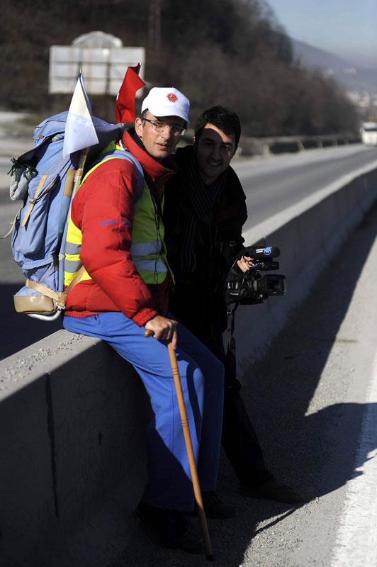 ''Yolculuğum &ccedil;ok zor fakat Allah i&ccedil;in her şeyi g&ouml;ze aldım'' diyen Haci&ccedil; Guinness Rekorlar Kitabı'na girmek i&ccedil;in başvurmayı d&uuml;ş&uuml;nmediğini dile getirdi. Senad Haci&ccedil;, yolculuğu sırasında yaşadığı birbirinden ilgin&ccedil; olayları not ettiğini ve notlarını kitap haline d&ouml;n&uuml;şt&uuml;receğini s&ouml;yledi