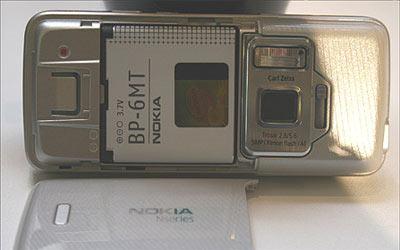 <b>TATLI SUYA D&Uuml;ŞERSE:</b> İlk olarak cihazın pilini &ccedil;ıkarın... Kısa devre yapmasını &ouml;nleyin... Daha sonra SIM kartı yuvadan &ccedil;ıkarın. Cep telefonunuzu kaybetseniz dahi SIM kartlar &ccedil;alışmaya devam ediyor.