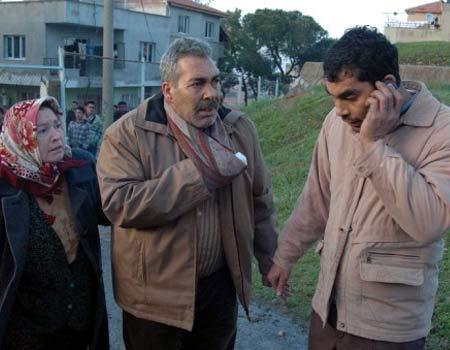 Manisanın Turgutlu ilçesinde çıkan yangında, annelerinin üzerlerine kapıyı kilitleyerek gittiği evde 2 ve 4 yaşlarındaki iki kardeş feci şekilde can verdi.