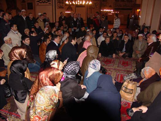 Tarihi Sevdiren Adam Yavuz Bahadıroğlu, Osmanlı Kuruluş Toprakları Gezisinin ilk durağı olan Bursada misafirlerimize Ulu Camiyi anlatıyor.