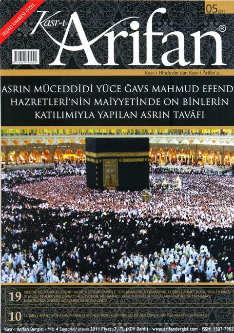 <p><strong>Arifan Dergisi Mayıs Sayısı</strong></p>

<p>Mahmud Efendi Hazretleri Medine-i Münevvere ziyareti sırasında 14 Nisan Perşembe günü ikindiden sonra, Cuma gecesine tabi olarak meleklerin nazil olduğu ve salevat-ı şerifeyi kaydettiği mübarek saatte Kainatın Efendisi Muhammed Mustafa Sallallâhü Aleyhi ve Sellem Efendimiz’i ziyarete çıktılar. Yüce Gavs Mahmud Efendi Hazretleri ömrünü, sünneti seniyyesini yaşayıp yaşatma uğrunda vakfettiği ve bu asırda dinini tecdid ettiği Sevgili Peygamberi’ni ziyarete girerken Babu’s-Selam’dan girer girmez duygulu anlar yaşadı ve ağlamaklı oldu. Tam müvacehe-i şerifeden selam verirken neler yaşandığından anlayıp anlatmak kalemlerin yazacağı kabilden şeyler değildir. Ama Efendi Hazretlerimizin mübarek yüzünün renkten renge girmesi birçok manevi halin yaşandığının habercisiydi. Sonra Ebu Bekr ve Ömer (Radıyallâhü anhüma) Efendilerimize ayrı ayrı selam verdi.</p>

<p>Özellikle bu gün yolunu temsil ettiği Hazret-i Sıddık Efendimize selam daha manidar oldu. Evet! Selam verenler çoktur, hepsi de selamına cevap alır, ama bu asırda Rasûlüllâh Sallallâhü Aleyhi ve Sellem’in cevabına ve iltifatına en ziyade müstehak olan zat şüphesiz ki sünnet-i seniyyeyi ihya eden Kutbul-aktab Mahmud Efendi Hazretleri’dir.</p>

<p>Bab-ı Cibril’den çıkdıktan sonra Cennetü’l-Bakî’de bulunan Ehl-i Beyt’e, ezvac-ı tahirata, sahabe-i kirama ve Bakî’ ehline selam ve dualarda bulundu.</p>

<p>Mahmud Efendi Hazretleri oteline doğru yola çıktı. Kimseye haber verilmemesine çok önem verildiği halde, yine de yollarda rastlayan binlerce kişinin Efendi Hazretleri’nin gidiş ve dönüşünde kendisini bir kere görebilmek için yol boyu dizildiler. Medine-i Münevvere’nin kum fırtınası altında olduğu bir günde gerçekleşen bu ziyaretin ardından Efendi Hazretlerimizden yağmur duası yapması istendi. Mübarek ellerini kaldırıp bir süre dua yaptı. O anda ihvanlardan bazılarının suratlarına yağmur tanecikleri serpiştiğini sonra da ifade ettiler.</p>
