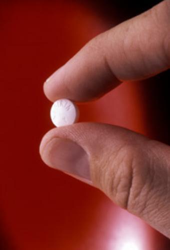 <strong>Aspirin: </strong>Çocuklarda ateş düşürücü olarak kullanılmamalıdır. Yan etkilerinin olması ve viral enfeksiyonu olan çocuklarda kullanıldığında karaciğer ve beyin hasarı ile seyreden Reye Sendromu ile sonuçlanabilmesi nedeniyle tercih edilmez."