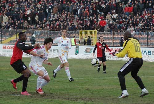 Süper Lig'de üç haftadır istediği sonucu alamayan Eskişehirspor, şeytanın bacağını kırdı. Eskişehirspor - Kayserispor maçı sahibi takımın 1-0 üstünlüğüyle tamamlandı.