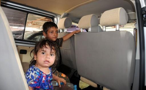 Mersin'de minibüste kilitli kalan ve sıcak hava nedeniyle zor anlar yaşayan 2 çocuk, aracın bırakıldığı otoparkın görevlisince çıkarıldı