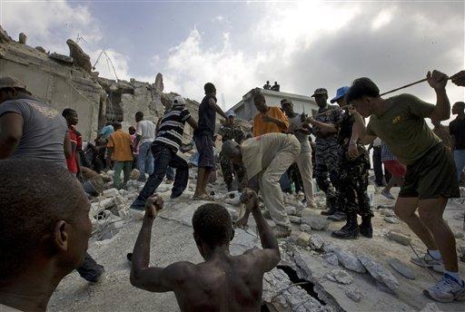 Haiti'de enkaz altında can pazarı